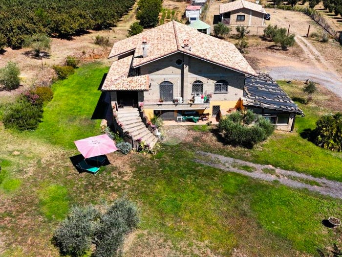 Casa con 6 locali in vendita in Via Fontana Cupola, Nepi