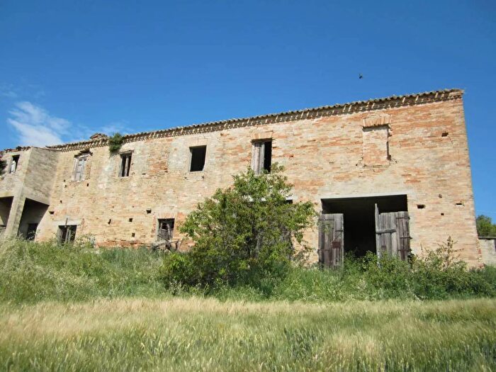 Casa con 6 locali in vendita in Contrada Vallasciano sn, Fermo