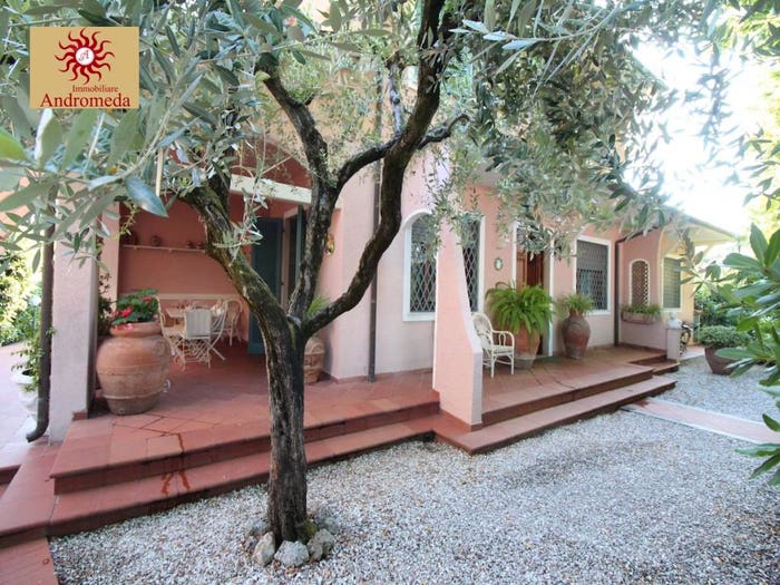 Casa con 6 locali in vendita in Via C Giorgini, Centro, Forte dei Marmi