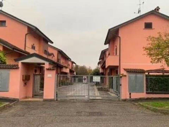 Casa con 6 locali in vendita in Via Emilio Lussu, Landriano
