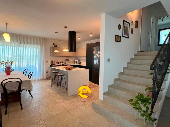 Casa con 6 locali in vendita in via corner, Loreggia