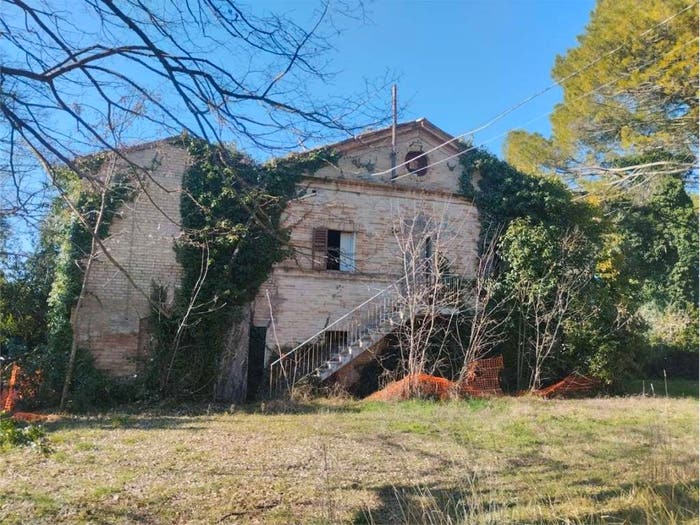 Casa con 6 locali in vendita in Macerata