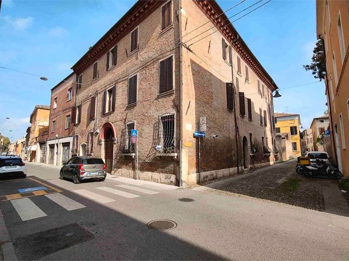 Appartamento trilocale in vendita in Via Centoversuri, Centro Storico, Ferrara