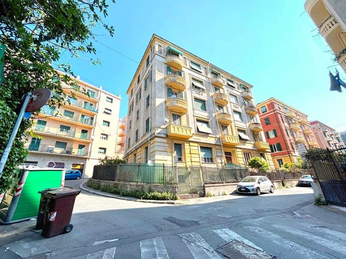 Appartamento con 5 locali in vendita in Via Dell' Insurrezione Del Aprile, Sestri Ponente, Genova