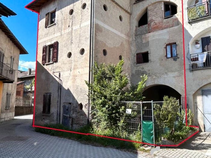 Casa con 6 locali in vendita in Via Vittorio Veneto, Luvinate