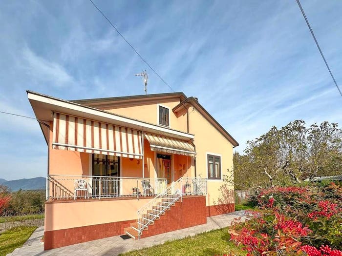 Casa con 6 locali in vendita in Circonvallazione Dante Alighieri No Number, Centro, Aulla