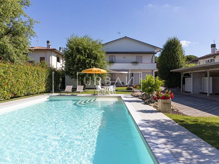 Casa con 10 locali in vendita in Forli'