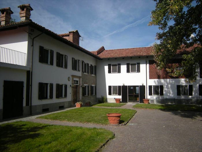 Casa con 6 locali in vendita in Via Starderi, Neive