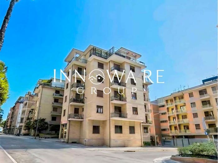 Appartamento con 6 locali in vendita in Via Spalato, Centro, Macerata