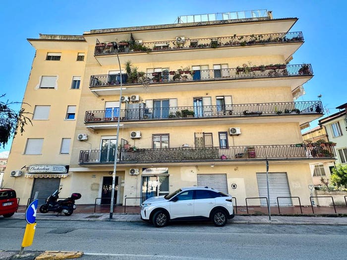 Appartamento trilocale in vendita in Via Enrico Caruso, Centurano, Caserta