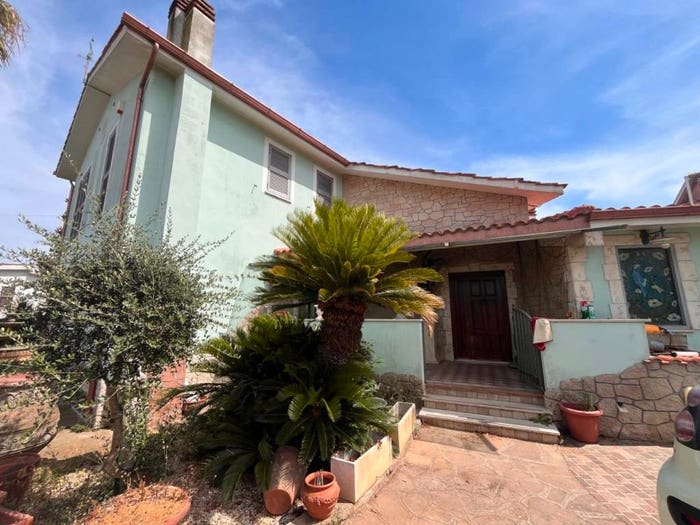 Casa con 6 locali in vendita in Via Latina, Villa Claudia, Anzio