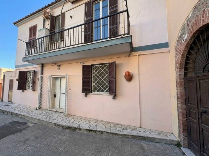 Appartamento trilocale in vendita in Via Isonzo, Centro, Nettuno