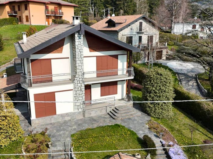 Casa con 6 locali in vendita in Viale Campoè, Caglio