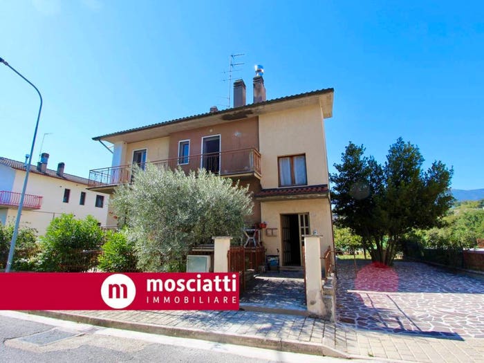 Appartamento con 6 locali in vendita in Via Filippo Corridoni, Centro, Castelraimondo
