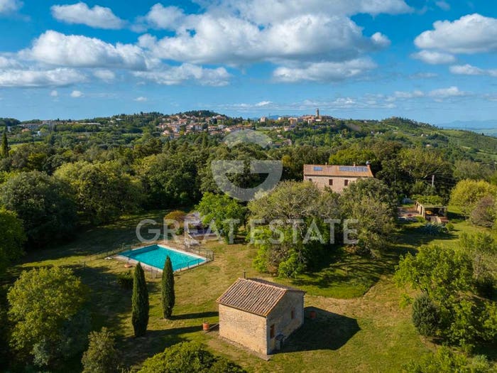 Casa con 6 locali in vendita in Pomarance