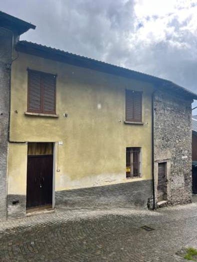 Casa quadrilocale in vendita in Via Giuseppe Garibaldi, Centro, Buglio in Monte