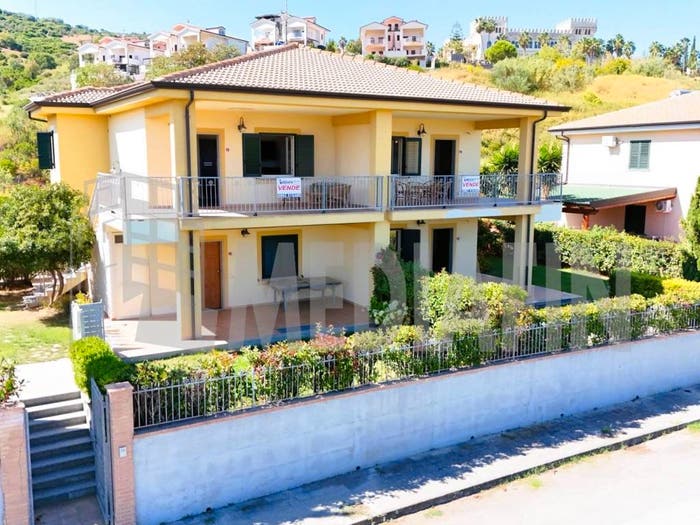 Appartamento quadrilocale in vendita in VIA GIOVANNI FALCONE, Mandatoriccio