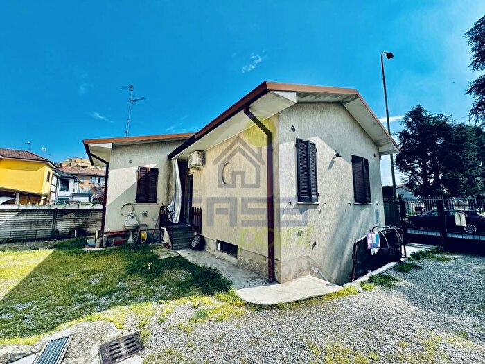 Casa trilocale in vendita in Via Gaetano Donizetti, Centro, Sant'Angelo Lodigiano