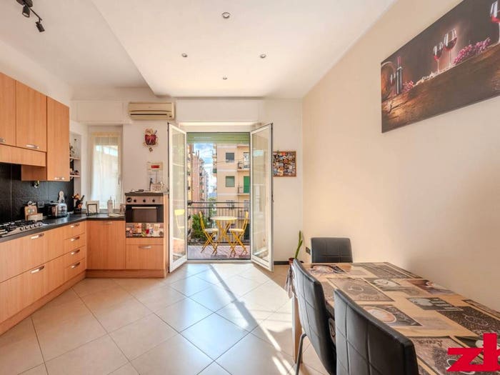 Appartamento con 6 locali in vendita in Via Bartolomeo Carrea, Sampierdarena, Genova