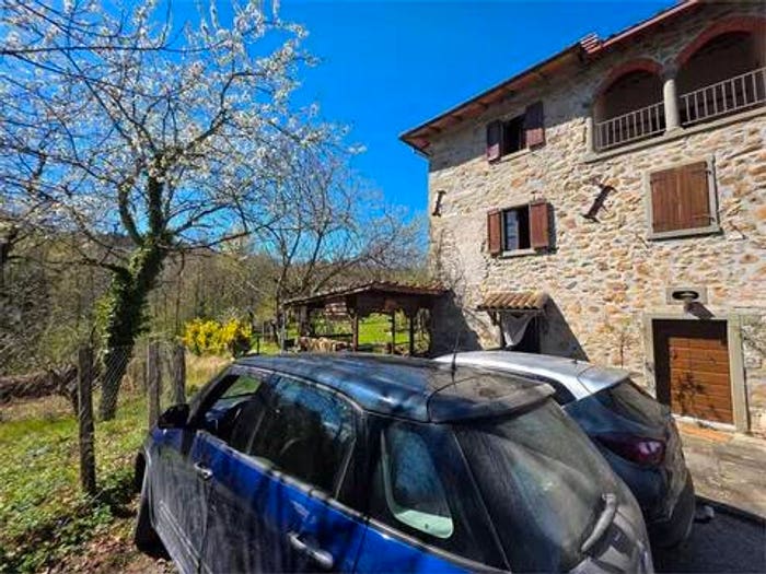 Casa con 6 locali in vendita in Località Lagacci, Villa Collemandina