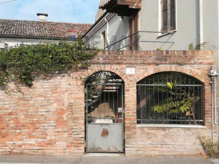 Casa quadrilocale in vendita in Viale Alfonso I D'este, Santa Maria in Vado, Ferrara