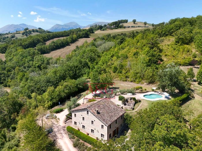 Casa con 6 locali in vendita in VILLA CACCIANEBBIA, Amandola