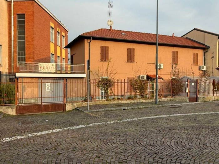 Casa con 5 locali in vendita in Piazza della Chiesa, Centro, Pieve Emanuele