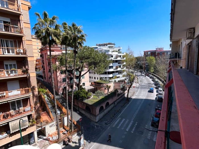 Appartamento con 6 locali in vendita in Via Domenico Fontana, Arenella, Napoli