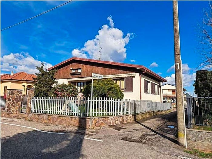 Casa quadrilocale in vendita in Via A De Gasperi, Lonate Ceppino