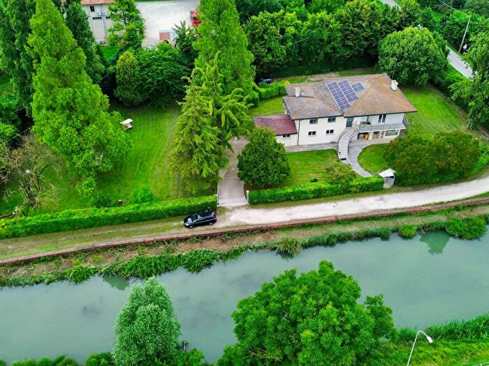 Casa con 15 locali in vendita in Via Sile, Roncade