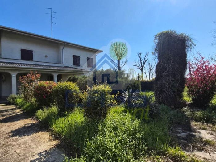 Casa con 6 locali in vendita in via Argini Vecchi, Luzzara