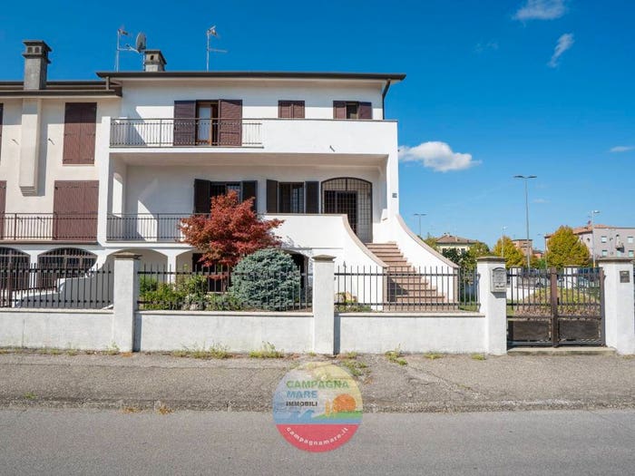 Casa con 6 locali in vendita in Via Settembre, Centro, Copparo
