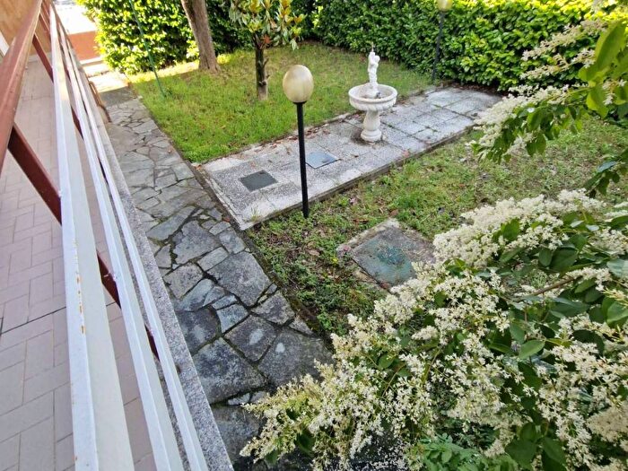 Casa con 6 locali in vendita in Infrangibile, Piacenza