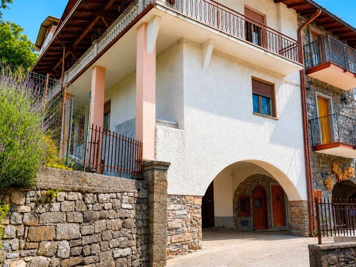 Casa con 6 locali in vendita in Viale Europa, Capovalle