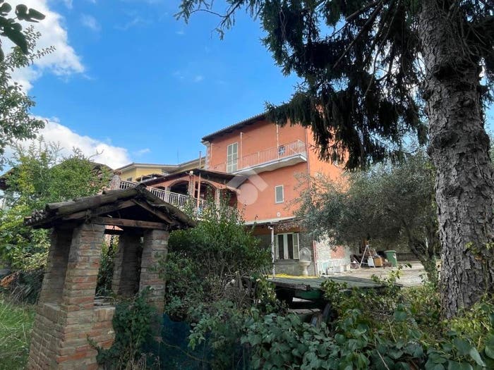 Casa con 5 locali in vendita in Via Ottavio Riccadonna, Canelli