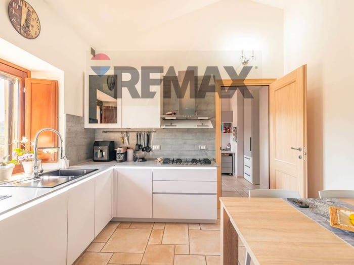 Casa con 6 locali in vendita in Via Tufo, Angeli, Rosora