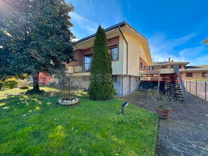 Casa con 5 locali in vendita in Via Delle Robinie, Centro, Opera