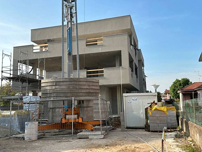 Appartamento trilocale in vendita in Via Ugo Foscolo, Centro, Parabiago