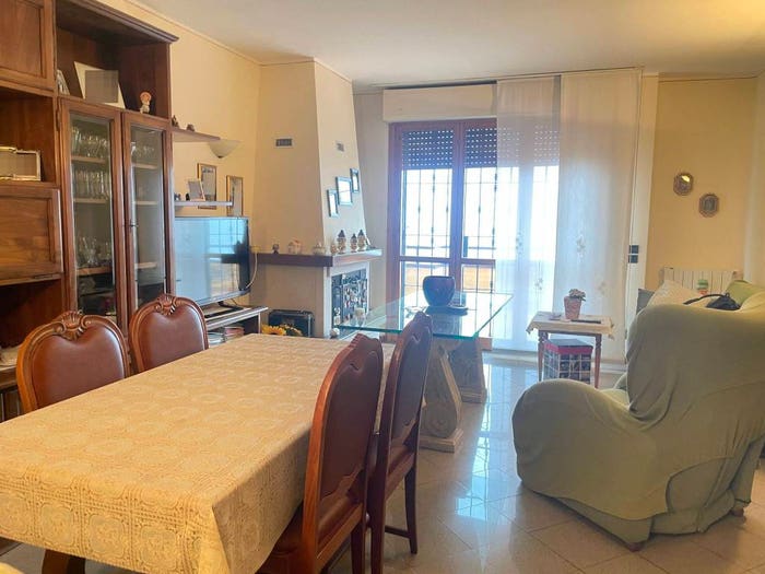 Casa con 6 locali in vendita in Via Senese, Lucignano