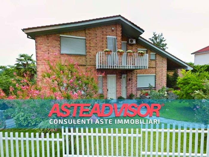 Casa con 6 locali in vendita in Via Umberto I, Centro, Mombercelli