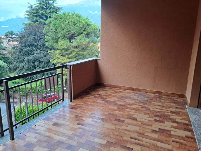 Appartamento quadrilocale in vendita in Via Valvarrone snc, Dervio