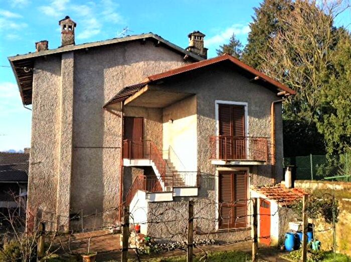 Casa quadrilocale in vendita in Via Vittorio Veneto, Molteno