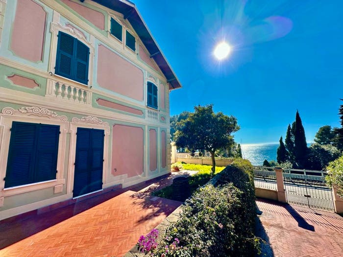 Casa con 6 locali in vendita in Strada Privata Villaggio Capo Berta, Oneglia, Imperia