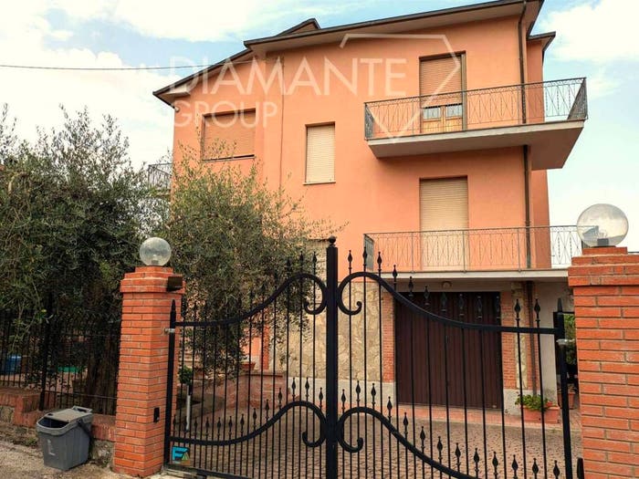 Casa con 6 locali in vendita in Pozzuolo, Castiglione del Lago