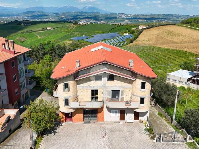 Casa con 6 locali in vendita in Via Fonte del Capitano, Pizzancapa, Atri