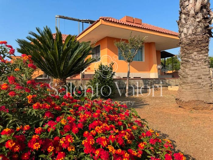 Casa con 5 locali in vendita in Strada Vicinale Barbuglia, Parabita