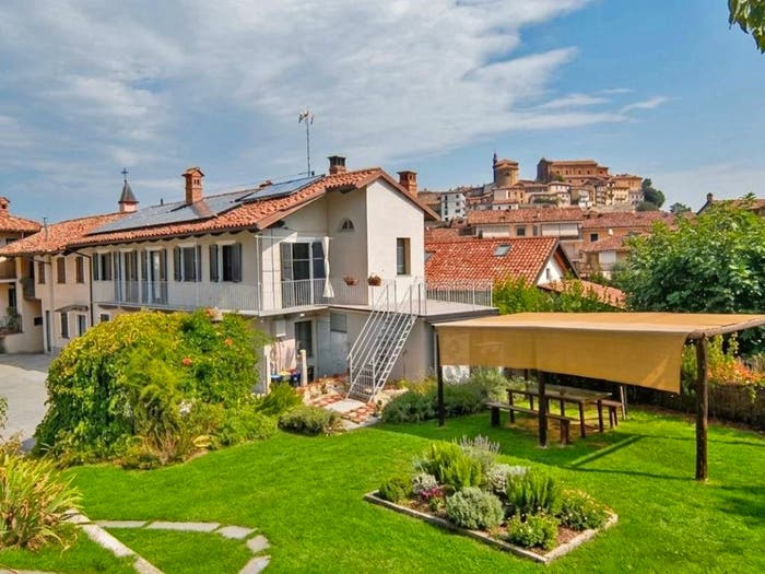 Casa con 6 locali in vendita in La Morra