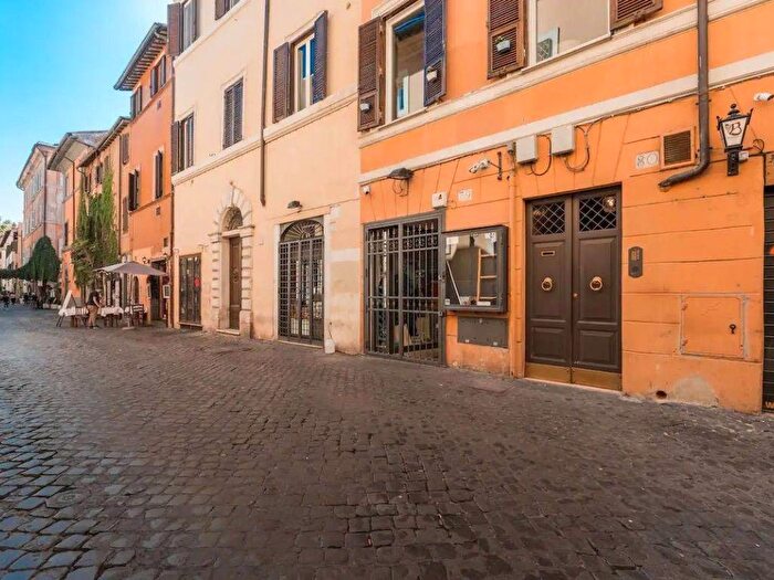 Appartamento trilocale in vendita in Via della Lungaretta, Trastevere, Roma