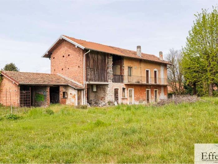 Casa con 6 locali in vendita in Via Dante Alighieri, Centro, Biandronno