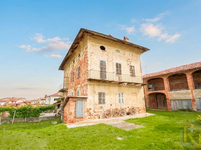Casa con 6 locali in vendita in Via Marchesi Roero, Cortanze
